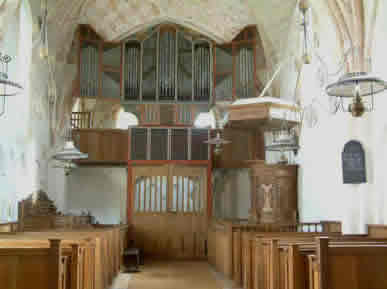 Interieur naar het oosten met het orgel en de preekstoel.
